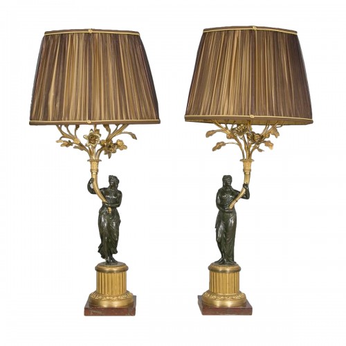 Paire de lampes aux femmes antiques