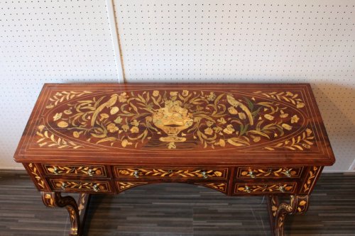 Antiquités - A Dutch desk with floral and bird marquetry