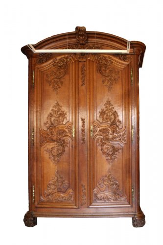 Armoire en chêne sculpté d’époque Régence