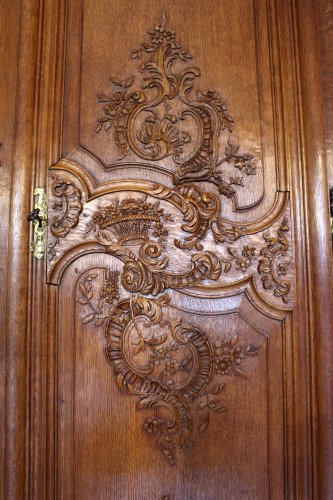 Armoire en chêne sculpté d’époque Régence - Régence