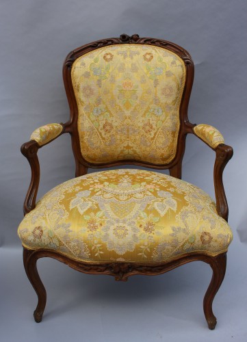 Louis XV - Suite de quatre fauteuils Louis XV dont un estampillé par Jean-Baptiste Lebas