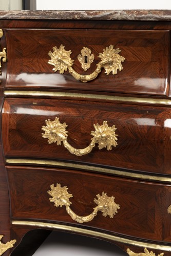 Commode tombeau d'époque XVIIIe trace d'estampille M. Criaerd - Galerie William Diximus