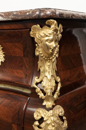 XVIIIe siècle - Commode tombeau d'époque XVIIIe trace d'estampille M. Criaerd