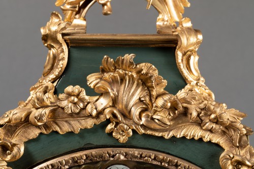 Louis XV - Cartel chinoisant en laque verte d'époque Louis XV