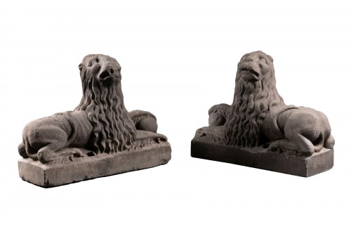 Pair of sandstone Lions - Late 17th century 
