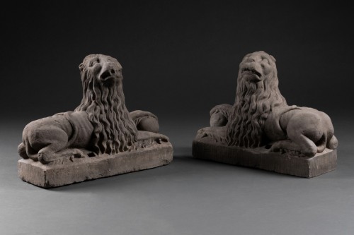 Antiquités - Paire de Lions en grés - Fin du XVIIe