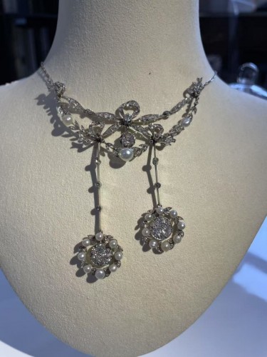 Bijouterie, Joaillerie Pendentif, Collier - Collier draperie de noeuds de ruban, vers 1900