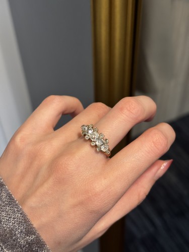 Bijouterie, Joaillerie  - Bague Jarretière en or et diamants vers 1850