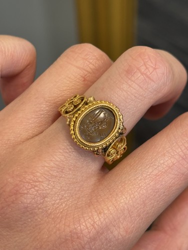 Bague en or et agate intaille du XIXe - Galerie Yidan Dema