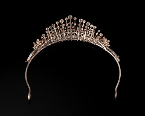 Antique Jewellery  - Draped necklace in gold, silver, and diamonds.