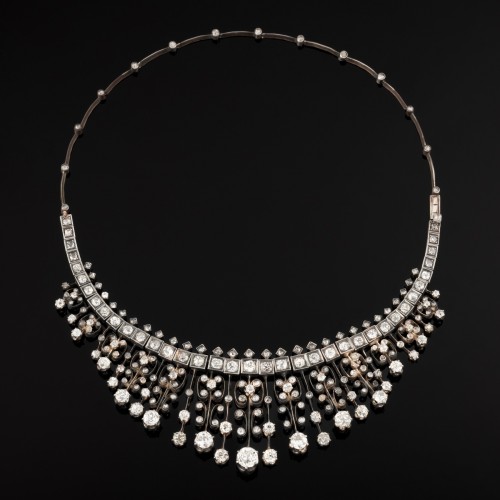 Draped necklace in gold, silver, and diamonds. - 
