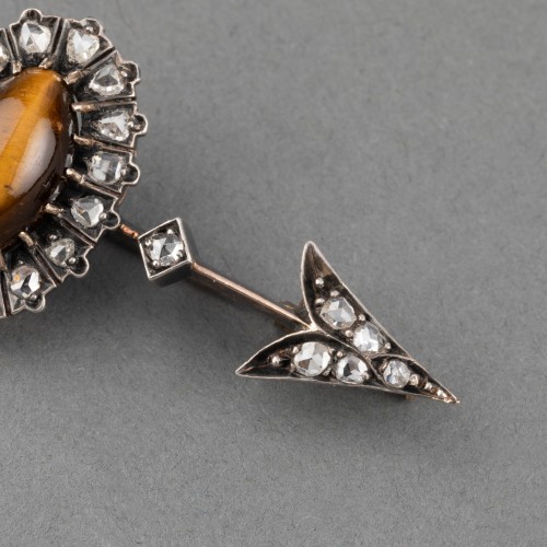 Antique Jewellery  - 19th-century arrow brooch inscribed &#039;love is blind.
