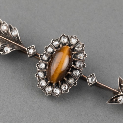 19th-century arrow brooch inscribed &#039;love is blind. - 