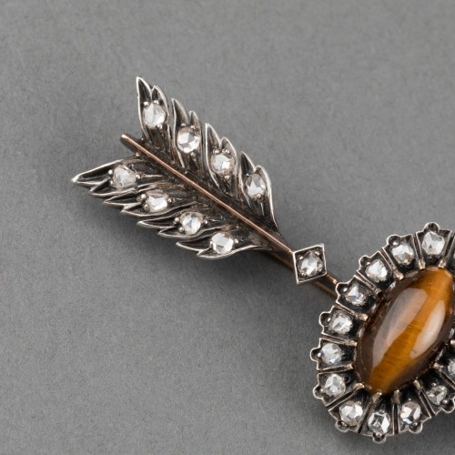 19th century - 19th-century arrow brooch inscribed &#039;love is blind.