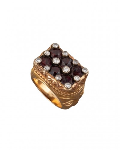 Signet ring in gold, garnets and diamonds - Antique Jewellery Style 