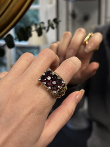 Signet ring in gold, garnets and diamonds - 