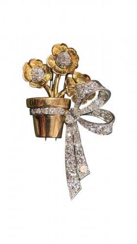 Broche clip bouquet de fleurs en pot en or, platine et diamants, vers 1940