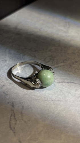 Bague Art Déco en or gris, jade et diamants - Galerie Yidan Dema