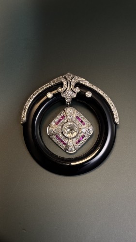 Pendentif anneau en or, platine, onyx et diamants, vers 1930 - Bijouterie, Joaillerie Style Art Déco
