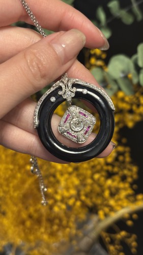 Bijouterie, Joaillerie Pendentif, Collier - Pendentif anneau en or, platine, onyx et diamants, vers 1930