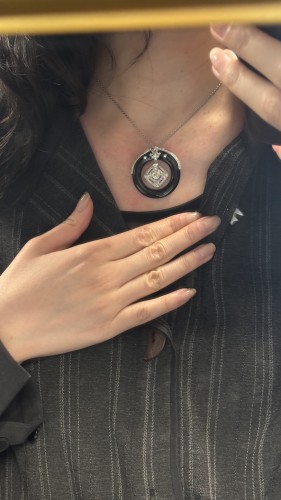Pendentif anneau en or, platine, onyx et diamants, vers 1930 - Galerie Yidan Dema