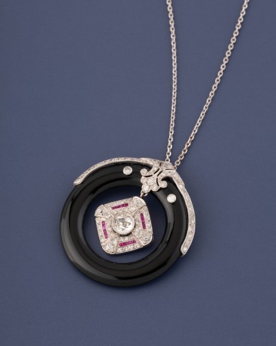 Pendentif anneau en or, platine, onyx et diamants, vers 1930 - Bijouterie, Joaillerie Style Art Déco