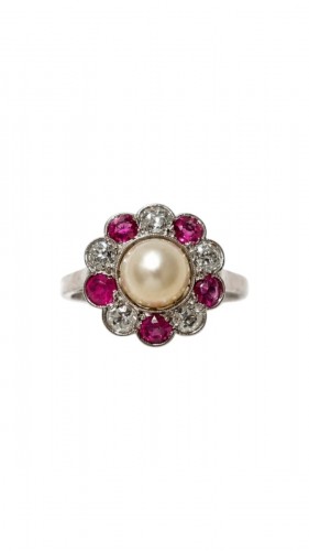 Bague en platine, perle fine, rubis et diamants, vers 1920