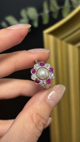 A platinum, natural pearl, ruby, and diamond ring, circa 1920. - Antique Jewellery Style Art Déco