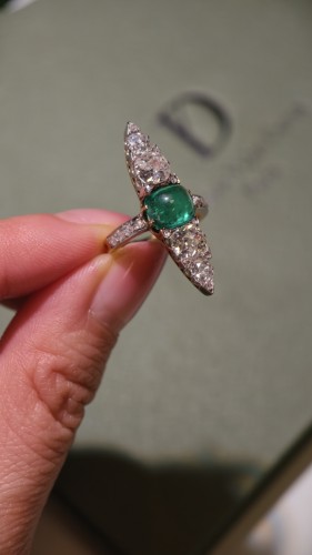 Bague Marquise fin XIXe siècle en or, platine, émeraude de Colombie et diamants - Galerie Yidan Dema