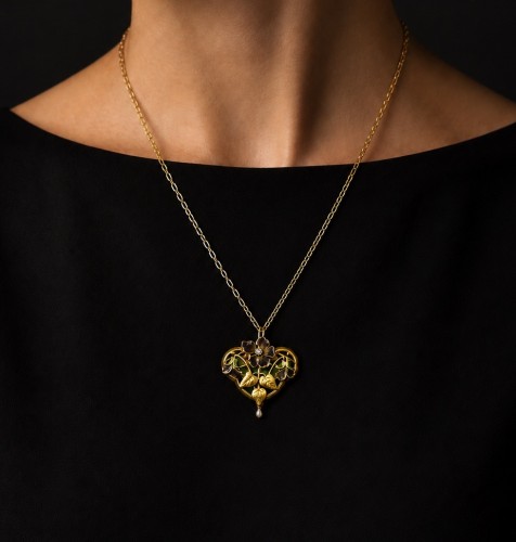 Pendentif floral en or, plique-à-jour et diamants, vers 1900 - Galerie Yidan Dema