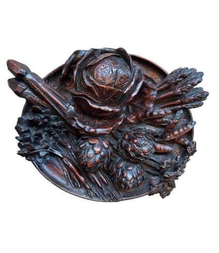 Sculpture en bois représentant une assiette de légumes