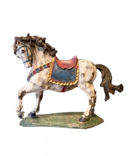 Cheval harnaché en bois peint