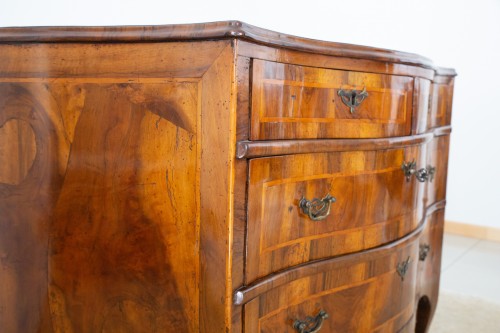 18th century - Venetian dresser shaped on the front and sides