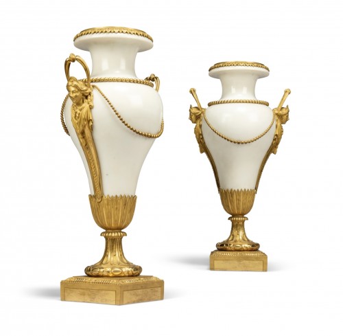 Grande paire de vases en bronze doré et marbre blanc, d'époque Restauration