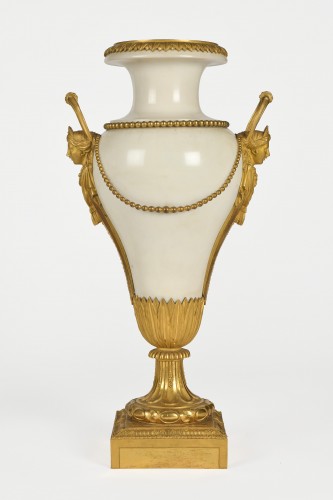 Objet de décoration Cassolettes, coupe et vase - Grande paire de vases en bronze doré et marbre blanc, d'époque Restauration