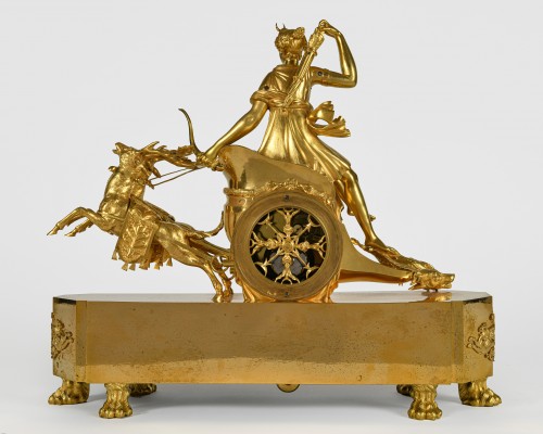 Pendule d'époque Empire, au Char de Diane tiré par deux Cerfs - Empire