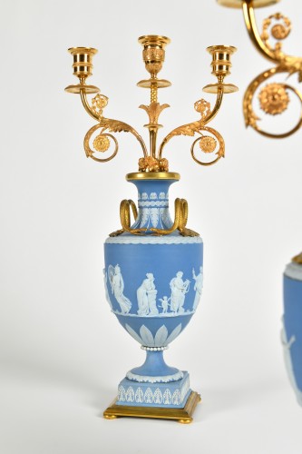 Luminaires Bougeoirs et Chandeliers - Paire de candélabres, Louis XVI en bronze doré et Jaspe de Wedgwood
