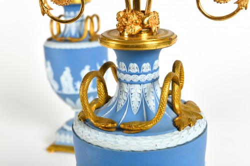 Paire de candélabres, Louis XVI en bronze doré et Jaspe de Wedgwood - Gallery de Potter d'Indoye