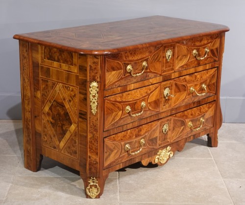 Commode marquetée Louis XIV du Dauphiné , début XVIIIe - Mobilier Style Régence