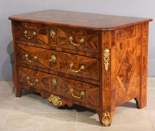 Mobilier Commode - Commode marquetée Louis XIV du Dauphiné , début XVIIIe