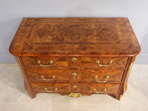 XVIIIe siècle - Commode marquetée Louis XIV du Dauphiné , début XVIIIe