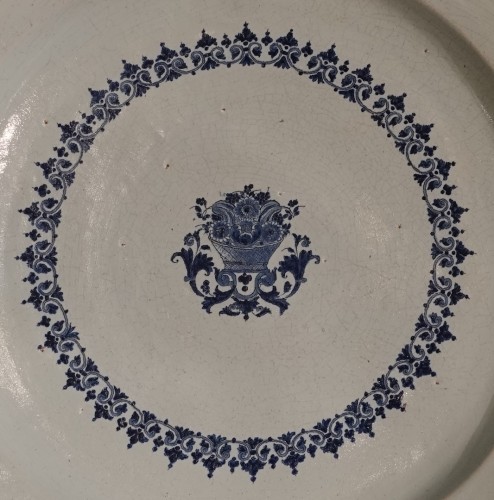 Faïence de Rouen – Grand plat d'apparat XVIIIe - Céramiques, Porcelaines Style Louis XV