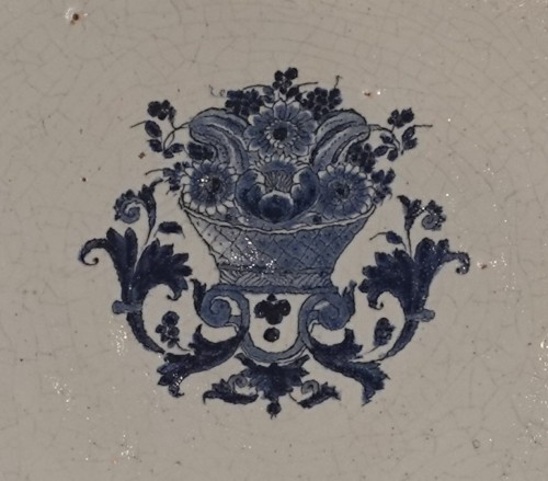 Céramiques, Porcelaines  - Faïence de Rouen – Grand plat d'apparat XVIIIe