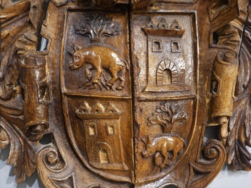 Sculpture  - 17th century carved walnut coat of arms