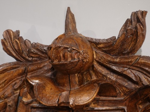 Blason en noyer sculpté d'époque XVIIe - Gérardin et Cie