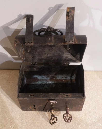 Antiquités - 17th century iron messenger box