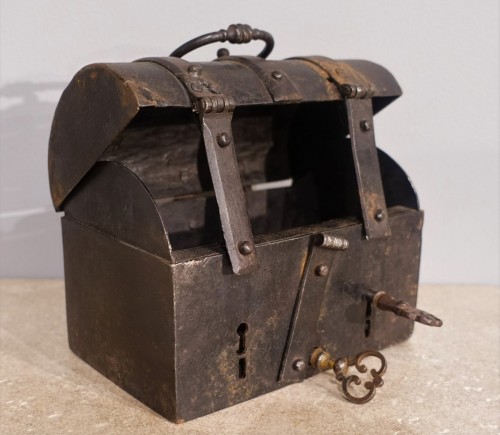 Antiquités - 17th century iron messenger box