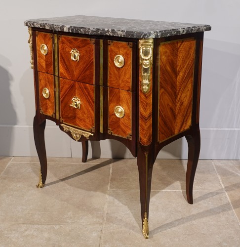 Commode Transition dite sauteuse estampillée J. Lapie - Mobilier Style Transition