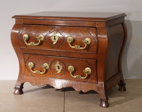 18th Century Walnut Master&#039;s furniture - Collectibles Style French Regence