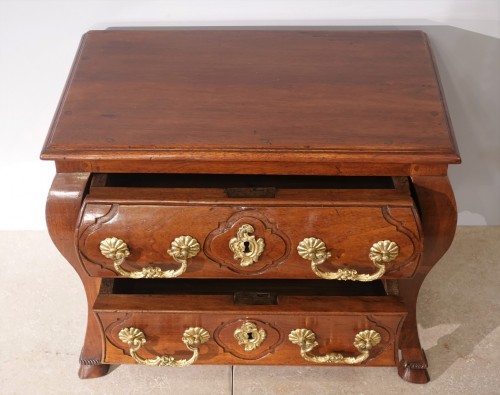 18th Century Walnut Master&#039;s furniture - 